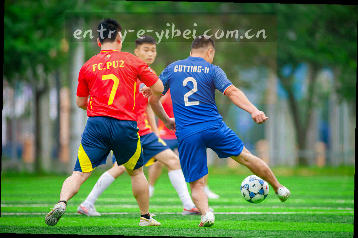 多台手机与平板按系统版本分档排列，深靛蓝底色上用荧光青标出各档位